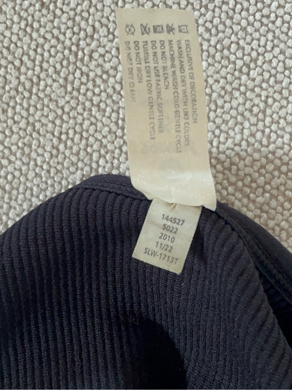 Black Ribbed V-Neck Cropped Sports Bra Size Small. Brami. - Picture 10 of 11